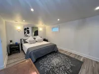 Spacious basement apt. Off-street parking, washer & dryer, kitchenette, sleeps 4 - 3-نجوم
