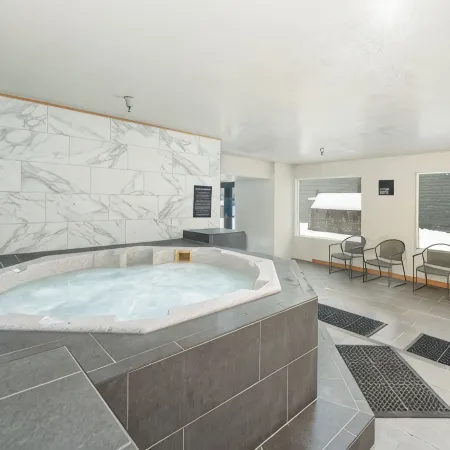 GREAT LOCATION! Downtown Winter Park w/Hot Tub!  Sleeps 6!