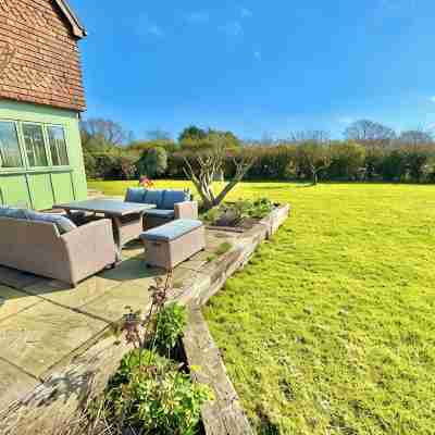 Stunning 7 Bedroom Escape Near New Forest and Beach - Large Garden - Sleeps 14 Hotel Exterior