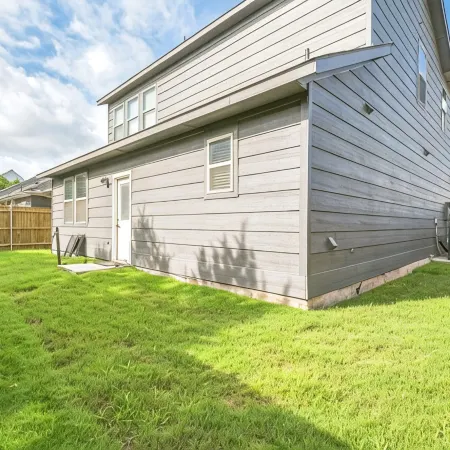 New  3BR by Hospital & Lake Granbury w/Starlink internet,local pool,4-80in  TVs