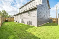 New  3BR by Hospital & Lake Granbury w/Starlink internet,local pool,4-80in  TVs
