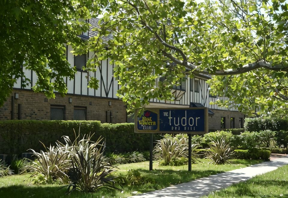 Tudor Pool