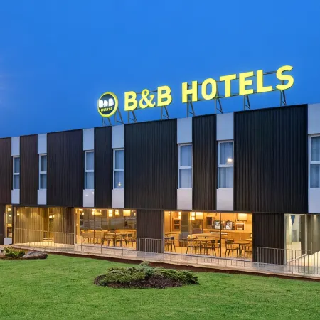 B&B HOTEL Santiago Milladoiro Отели рядом с достопримечательностью «Дворец Фонсека»