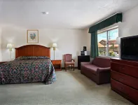 Super 8 by Wyndham Yucca Val/Joshua Tree Nat Pk Area - Parkplatz
