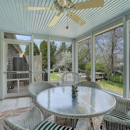 3-bedroom house in charming Oak Bluffs with WiFi, AC. Start your vacation