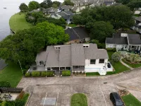 Quaint, Cozy, Lakefront Haven w/ Lily Pad, Kayaks, Firepit, and Wrap Around Deck - 4 星級