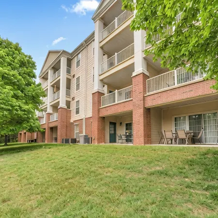 Gorgeous and Large Condo, Elevator, Pool, Ozark Views! Close to Branson strip!