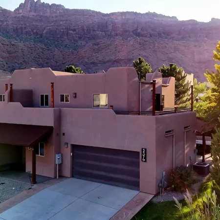 Canyon & Sky: Hot Tub Sanctuary, Redrock Patio Lounge, & Sunset Deck Views! SG2