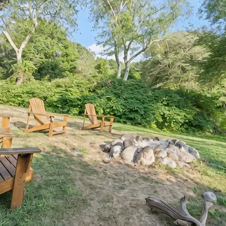 Charming Cottage on Freshwater Pond in Charlestown
