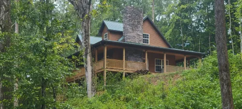 Charming 3-bedroom with loft bed Cabin in Rogersville with Fireplace