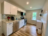 Charming 2-bedroom Apartment near NoDa, Plaza Midwood, Uptown, and more - Condos