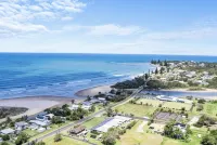 Family Beach Stay with Ocean Glimpses 2 Mins Walk to Beach - キッチン