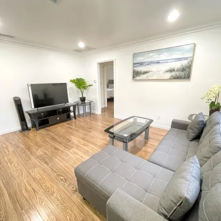 Entire Remodeled House 2B1B in LA w/self check-in