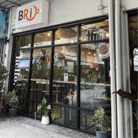 Brio Cafe and Hostel Отели рядом с достопримечательностью «Тхонбури»