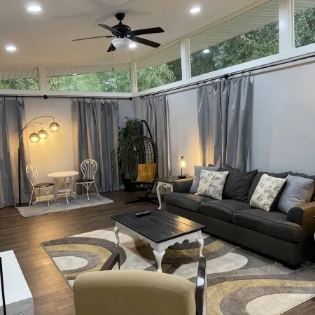 Vaulted Ceilings & Accent Windows--1 mile from CU