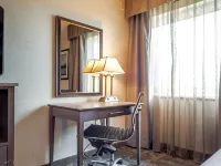 Monte Carlo Inn Airport Suites Hotels near Apollo Convention Centre