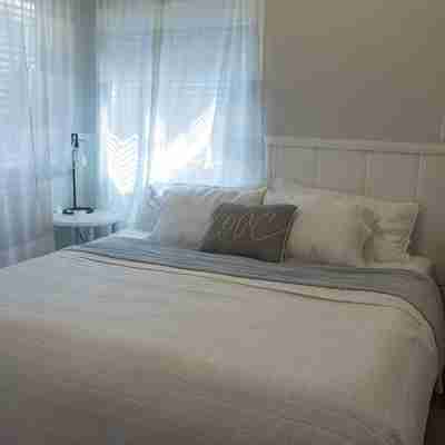 1 Bedroom Cottage Walking Distance to Down Town Rooms
