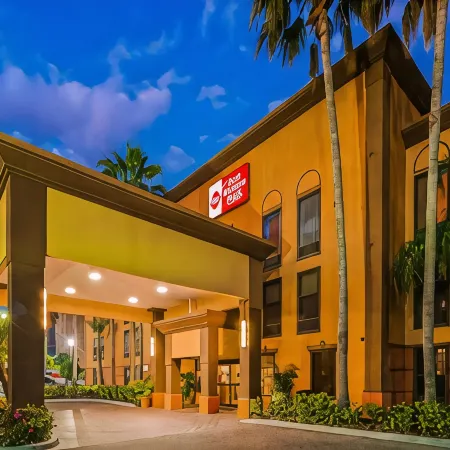 Best Western Plus Universal Inn Отели рядом с достопримечательностью «Парк развлечений Universal Studios в Орландо»