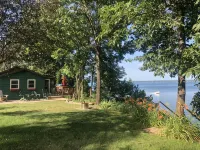 Cozy Cabin with 165 Ft Beach and Wood-Fired Hot Tub! Center of Flx Wine Country!