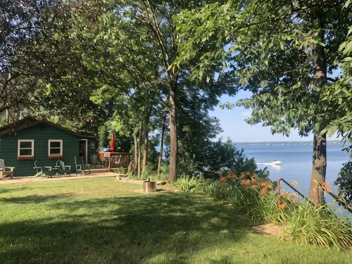 Cozy Cabin with 165 Ft Beach and Wood-Fired Hot Tub! Center of Flx Wine Country! - 4 tähden