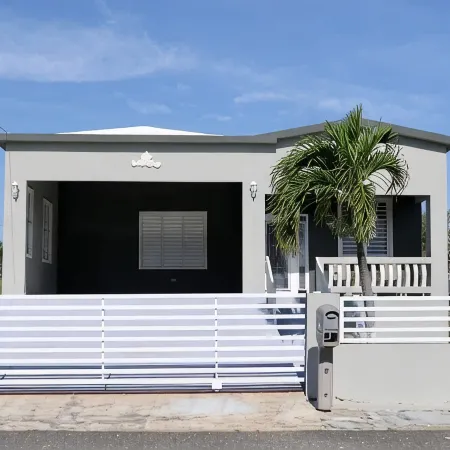 New Large Saltwater Pool-Quiet Area-5 min to beach