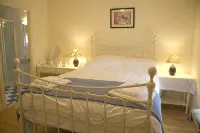 Relax in traditional farmhouse cottage perfect for touring South & West Ireland. のホテル