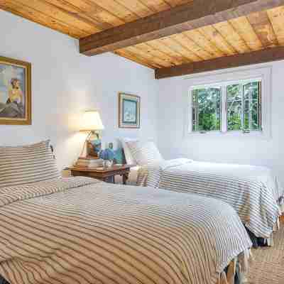 Spacious Home on the Loop in Chatham Rooms