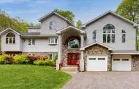 5 BR Luxury Escape with Hot Tub, Home Theater, Arcade, Min from Lake & Slopes Hoteles en 