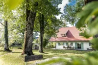Beautiful vacation home in a large park with mountain views - 무료 와이파이