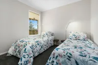 3 bedroom, two bathroom house fully equipped large kitchen, extensive lounge - balcony