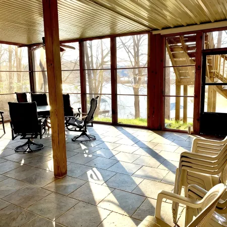 Lake Front Home. 3 Large Living Spaces. Screened Porches. Pet Friendly.