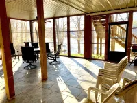 Lake Front Home. 3 Large Living Spaces. Screened Porches. Pet Friendly.