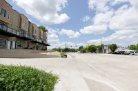 NEW CENTRAL PARK TOWNHOME w/ Golf Course view Across from Arnold's Park! - Wifi
