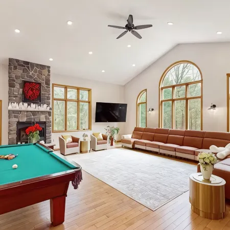 5 BR Luxury Escape with Hot Tub, Home Theater, Arcade, Min from Lake & Slopes