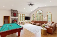 5 BR Luxury Escape with Hot Tub, Home Theater, Arcade, Min from Lake & Slopes - Boutique