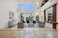 Luxurious Delray Beach Waterfront Pool Home with VIP Beach Passes! Pet Friendly! - พร้อมระเบียง