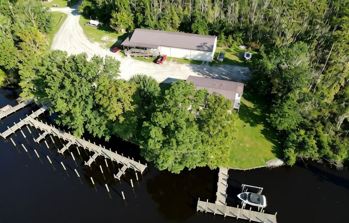 Charming 2-bedroom Waterfront House with private boat slip on Blount's Creek