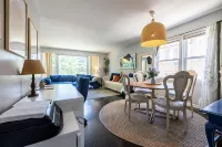 Cozy Private & Spacious  6-bedroom Duplex with Parking in charming Evanston - พร้อมWifi
