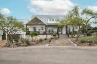 Twin Oaks Estate - Ultimate Retreat for Large Groups w/Heated Pool & Pickleball - 4 tähden