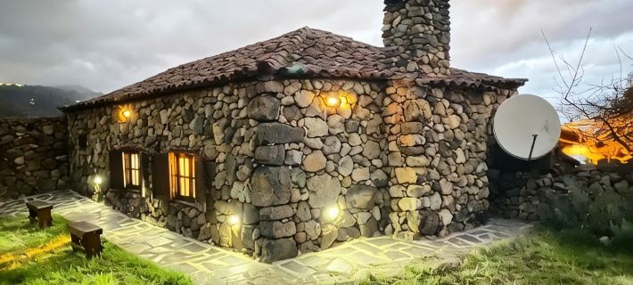 TYPICAL HOUSE CANARIA in stone and wooden ceilings Ideal for Families or Couples イコーのホテル