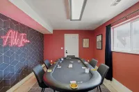 1 min from Lindon Temple- Hot tub, Sleeps 16, Xbox, Poker, 6 Bed