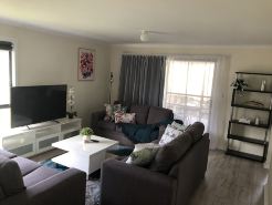 CandE on Wheelton-Centrally Located  Holiday Getaway Home in Kingscote!