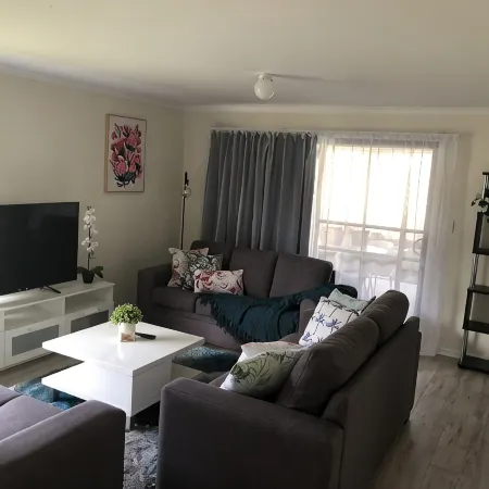 CandE on Wheelton-Centrally Located Holiday Getaway Home in Kingscote!