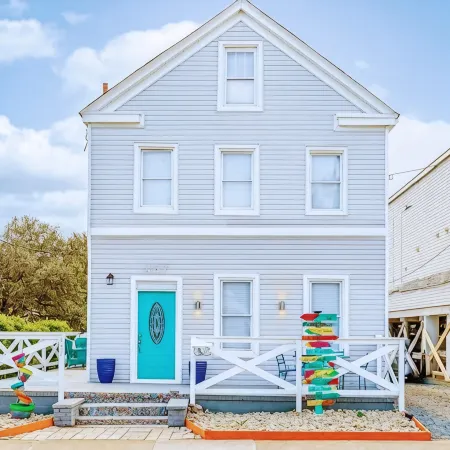 Victoria Home Beachfront 2 Bedroom 2 Bath 4 Bed  Close to Shop Toy for Kids