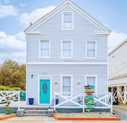 Victoria Home Beachfront 2 Bedroom 2 Bath 4 Bed  Close to Shop Toy for Kids