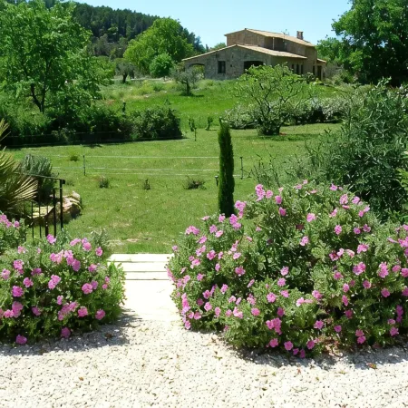 Country cottage fully furnished, in private property, quiet.