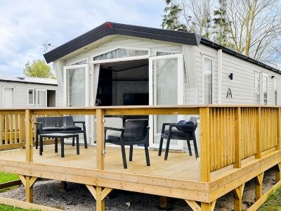 Luxury Lakeside Lodge - Fishing Lake - Pet Friendly - 5 Miles From Flamingo Land