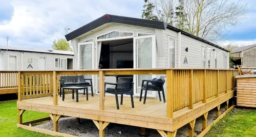 Luxury Lakeside Lodge - Fishing Lake - Pet Friendly - 5 Miles From Flamingo Land