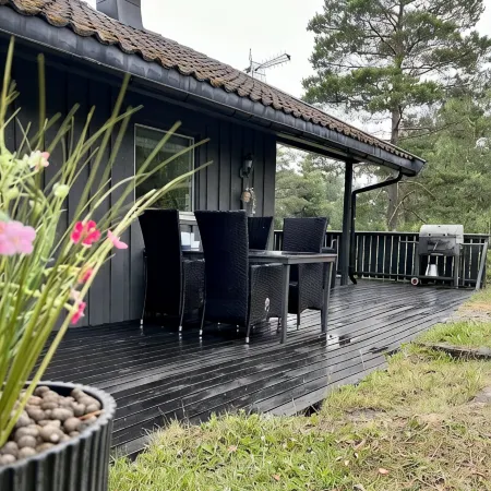Cozy vacation home in southern Norway (Tromøy, Arendal) with a boat and a pier.