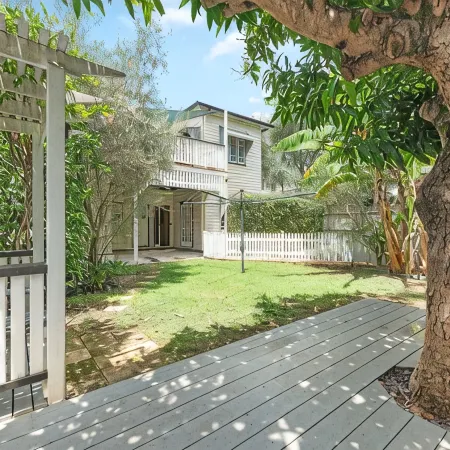 A Colourful Life! 4Bed/2.5Bath/1Car ~ Queenslander